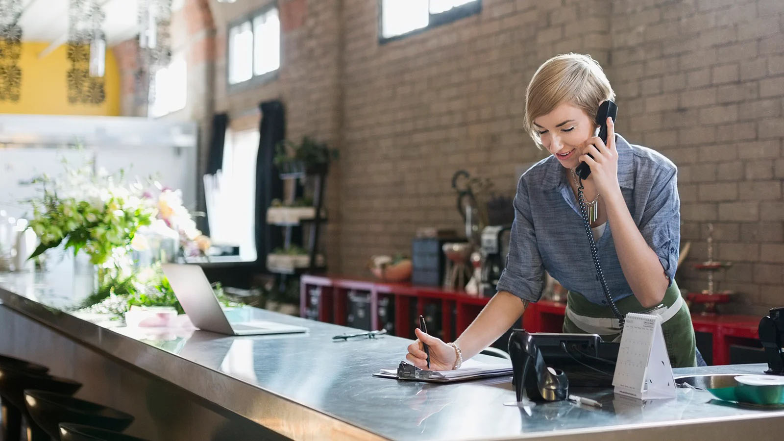 mujer hablando por telefono