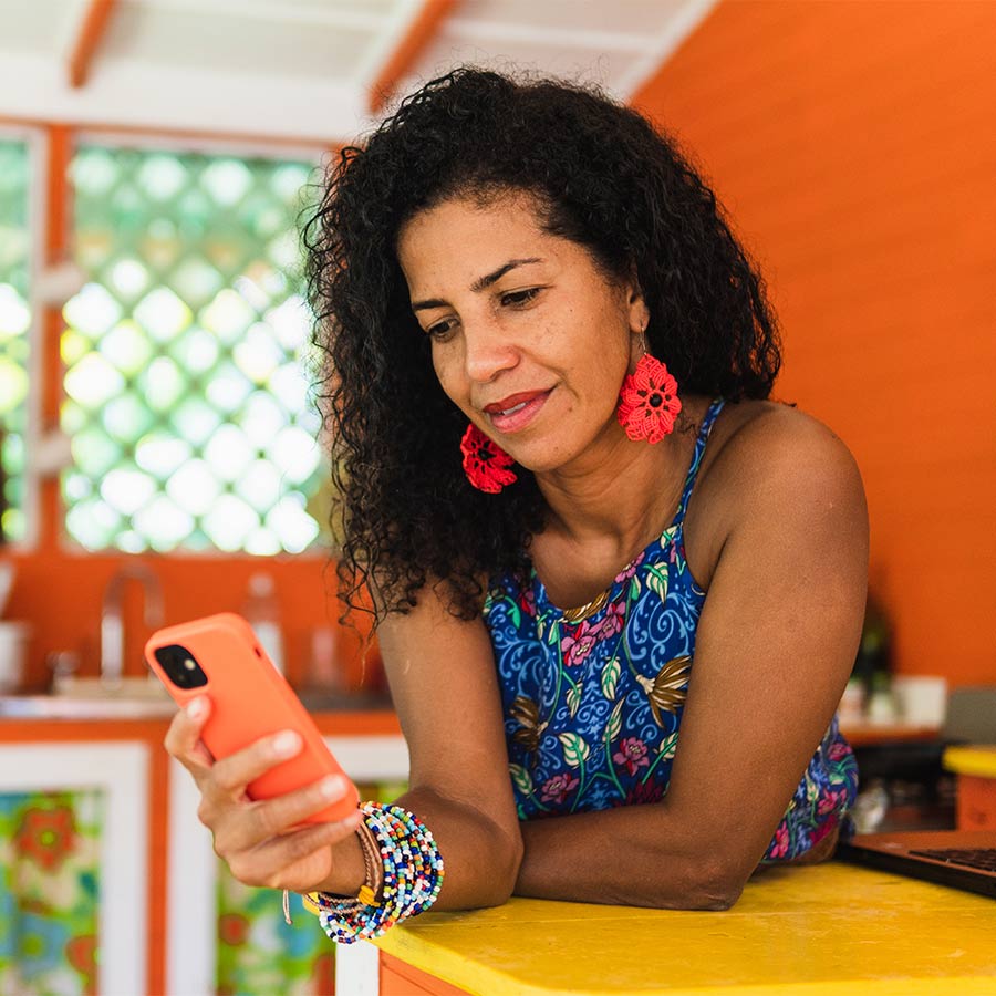 Mujer mirando a su celular